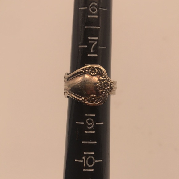 Vintage 1970's Spoon Ring Size 8 w/ Floral Motif - Picture 5 of 6
